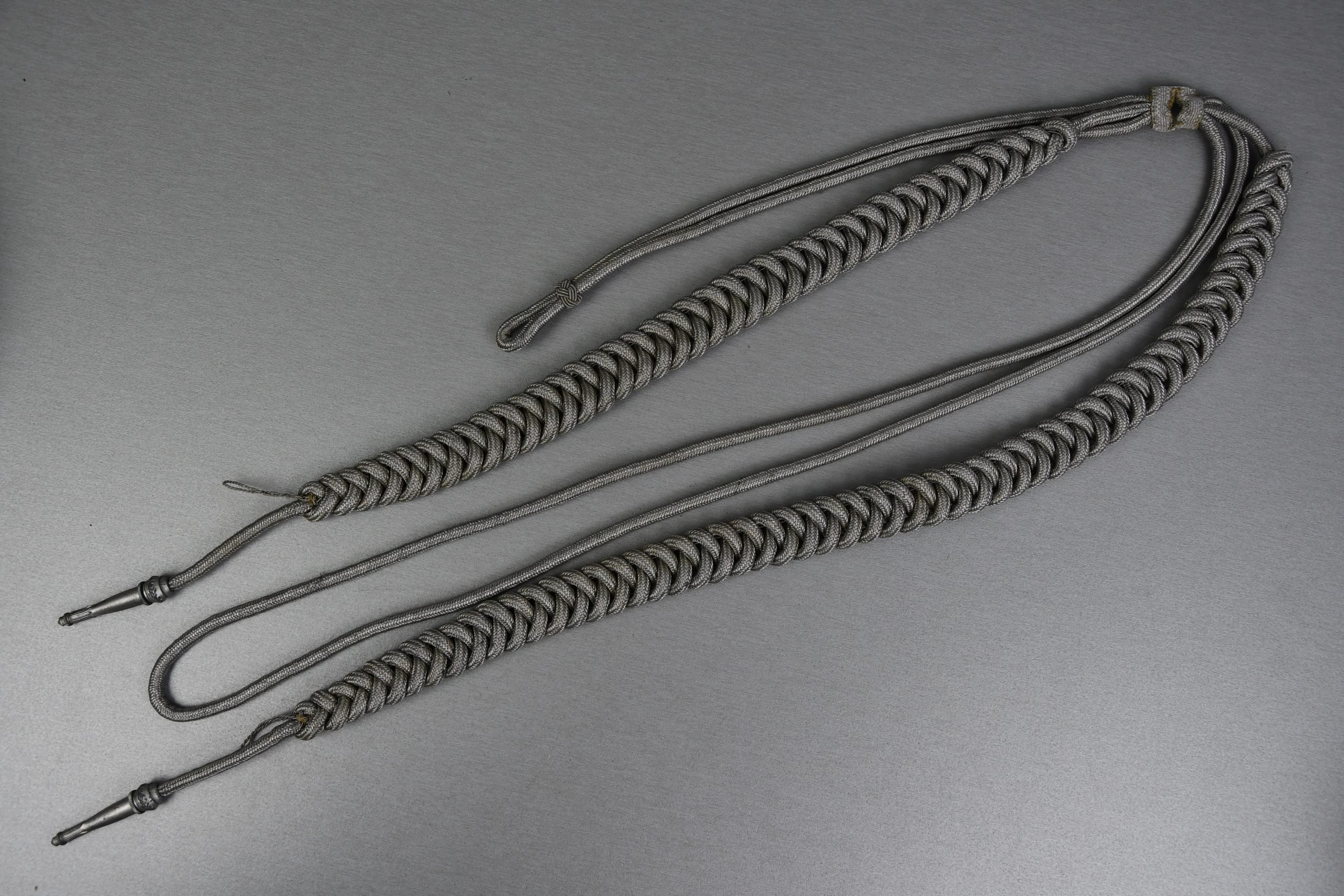 Army (Heer) officer dress belt 'Feldbinde'with 'Adjutantenschnur' aiguillette in box — image 11