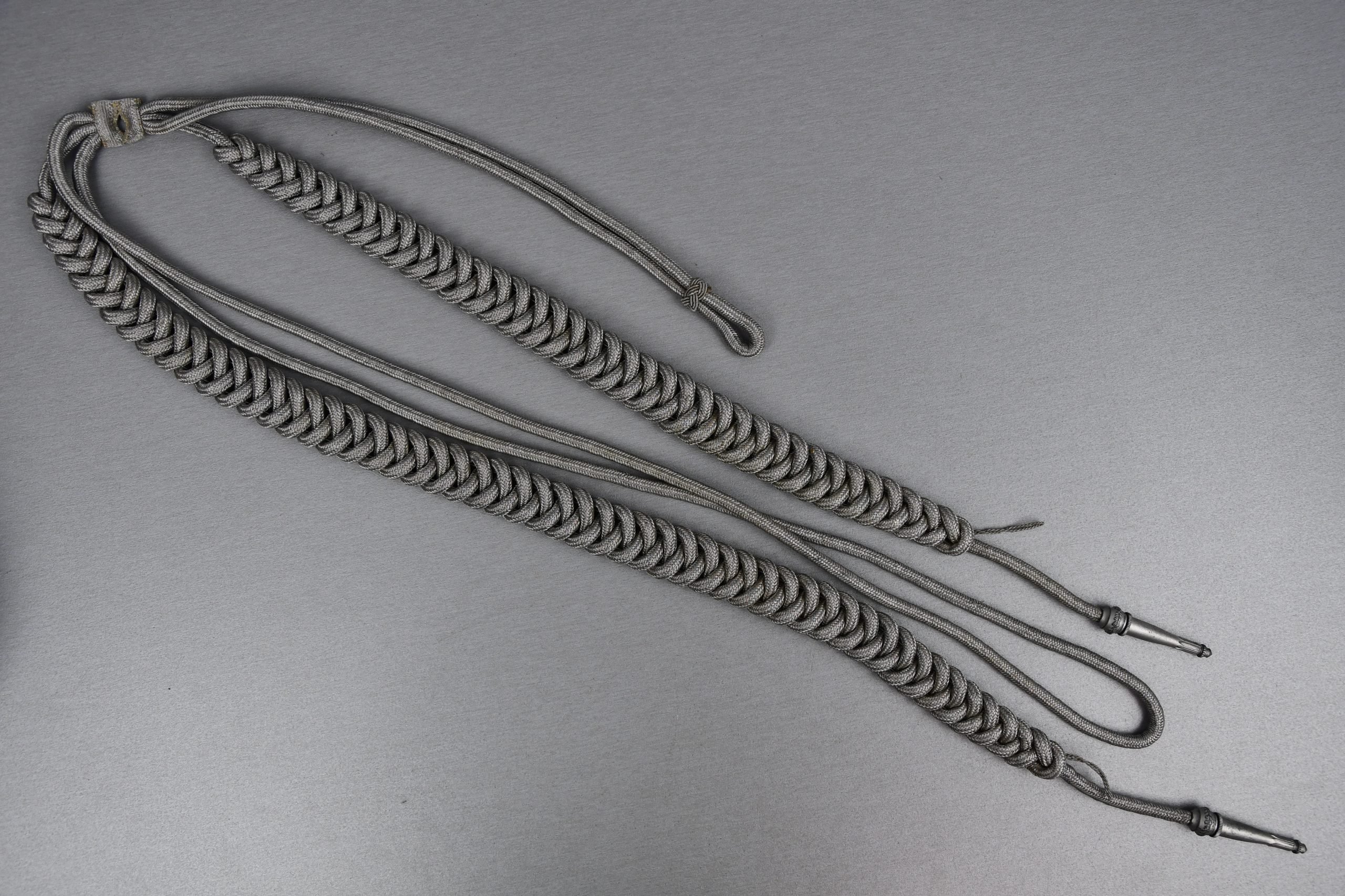 Army (Heer) officer dress belt 'Feldbinde'with 'Adjutantenschnur' aiguillette in box — image 12