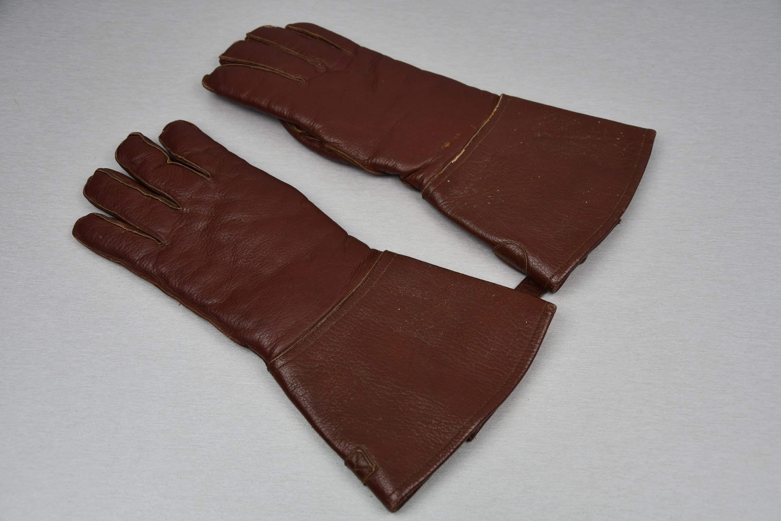 MINT Luftwaffe brown leather pilot gloves unit marked 'LBA' 1939 Flieger-Ausbildungs-Regiment 72 — image 2