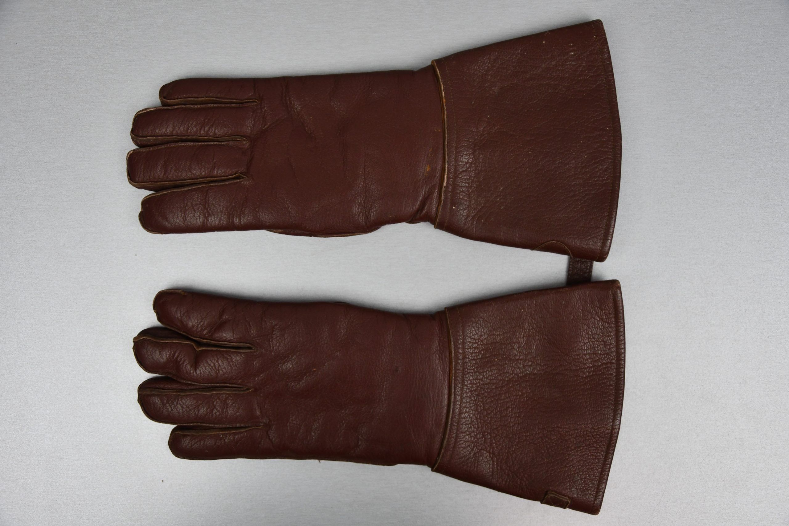 MINT Luftwaffe brown leather pilot gloves unit marked 'LBA' 1939 Flieger-Ausbildungs-Regiment 72 — image 3