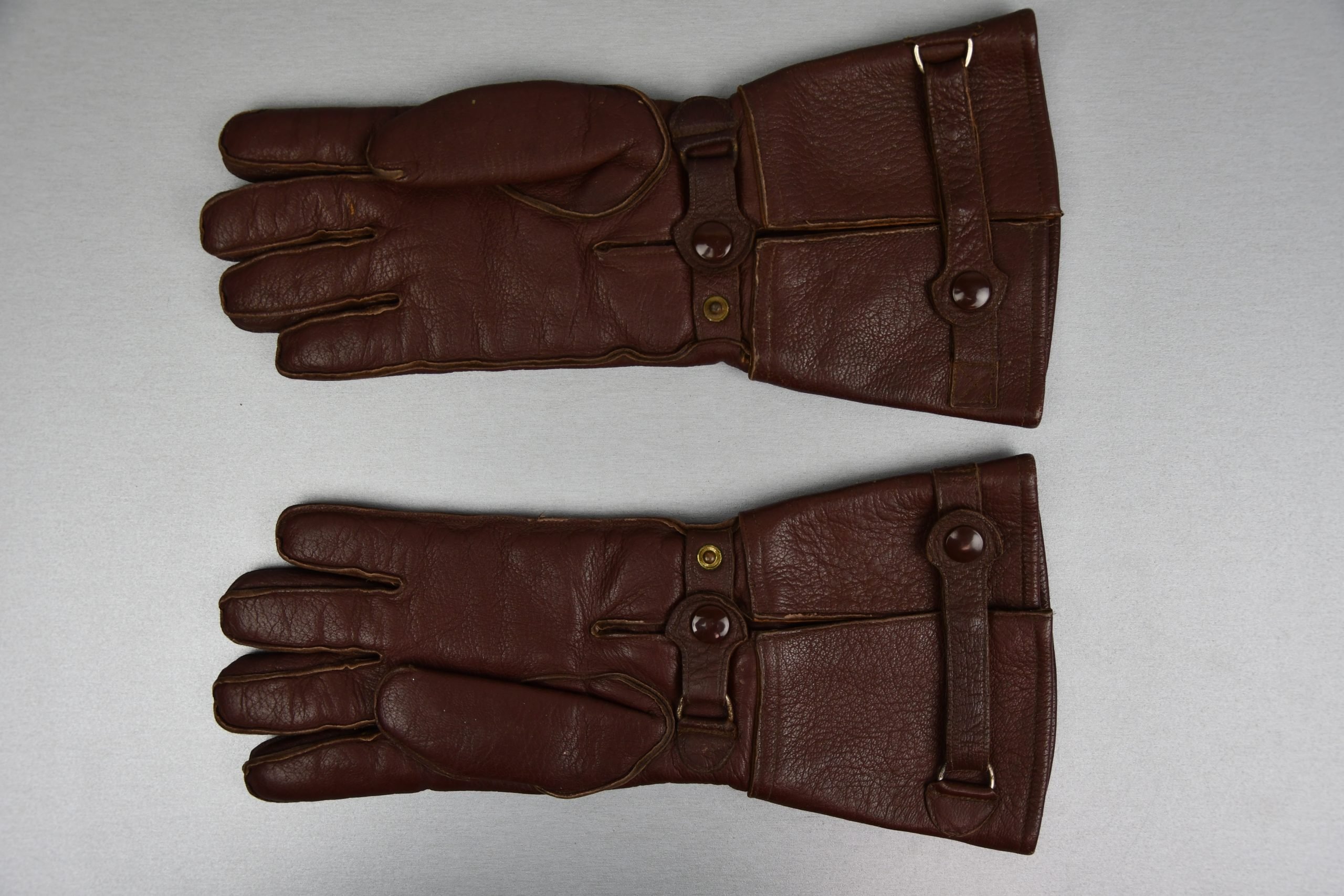 MINT Luftwaffe brown leather pilot gloves unit marked 'LBA' 1939 Flieger-Ausbildungs-Regiment 72 — image 4
