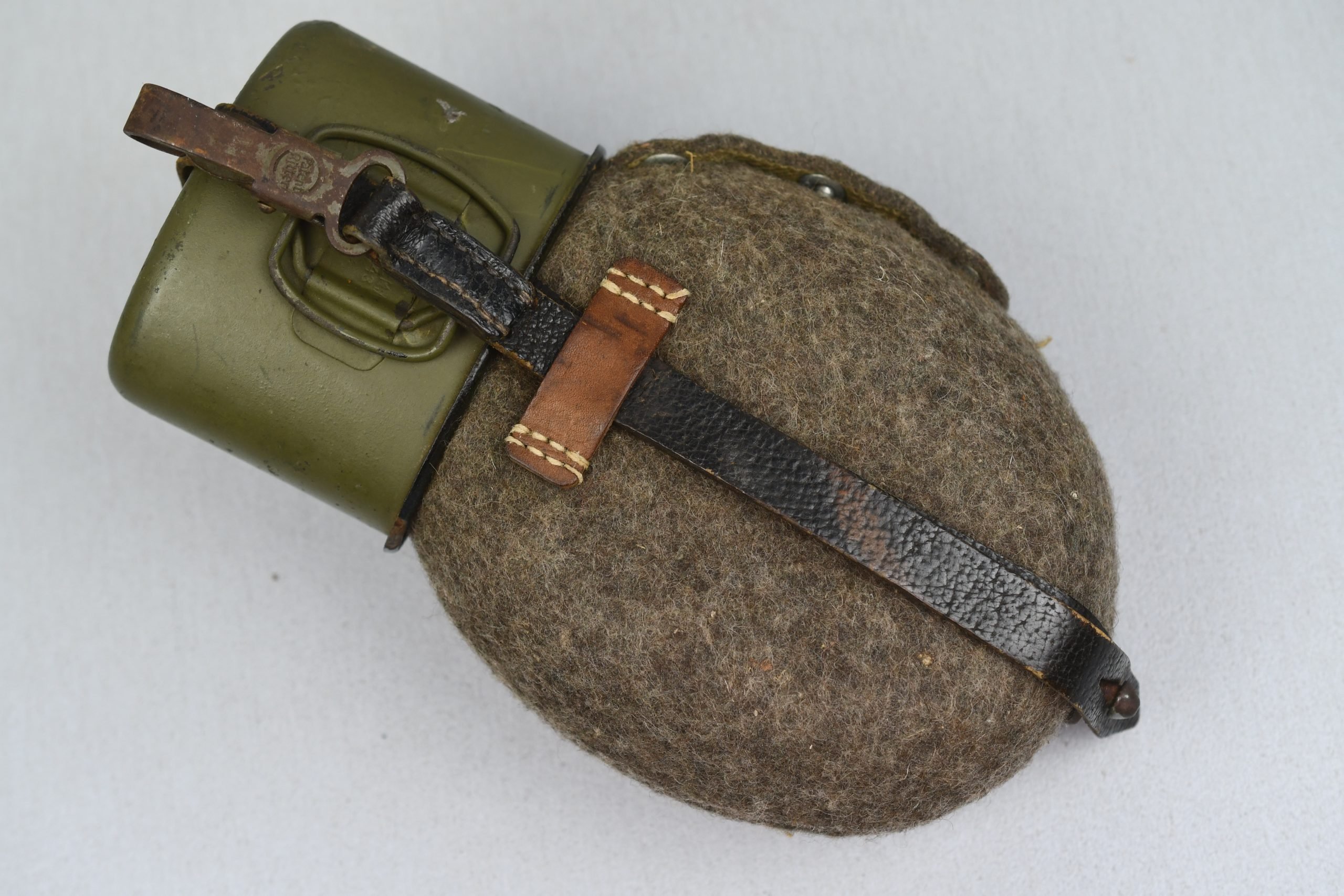 Late war M31 Wehrmacht canteen with rare blue enameled cup by AEMA 1943 — image 2