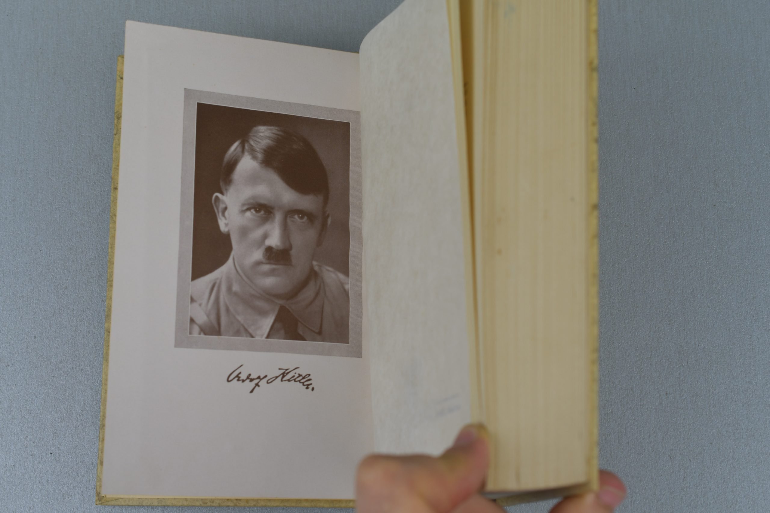 Late war Adolf Hitler's Mein Kampf wedding edition book 'Kriegs-Ausgabe' with block letters — image 7