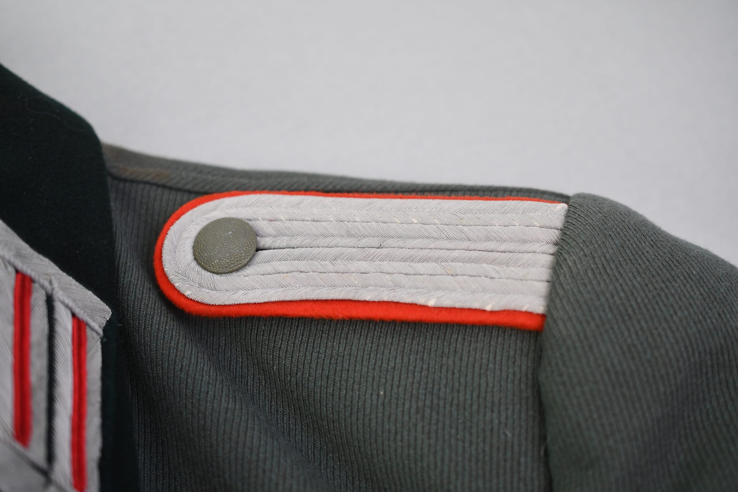 M36 army (Heer) artillery officer tunic for a Leutnant 1943 — image 9