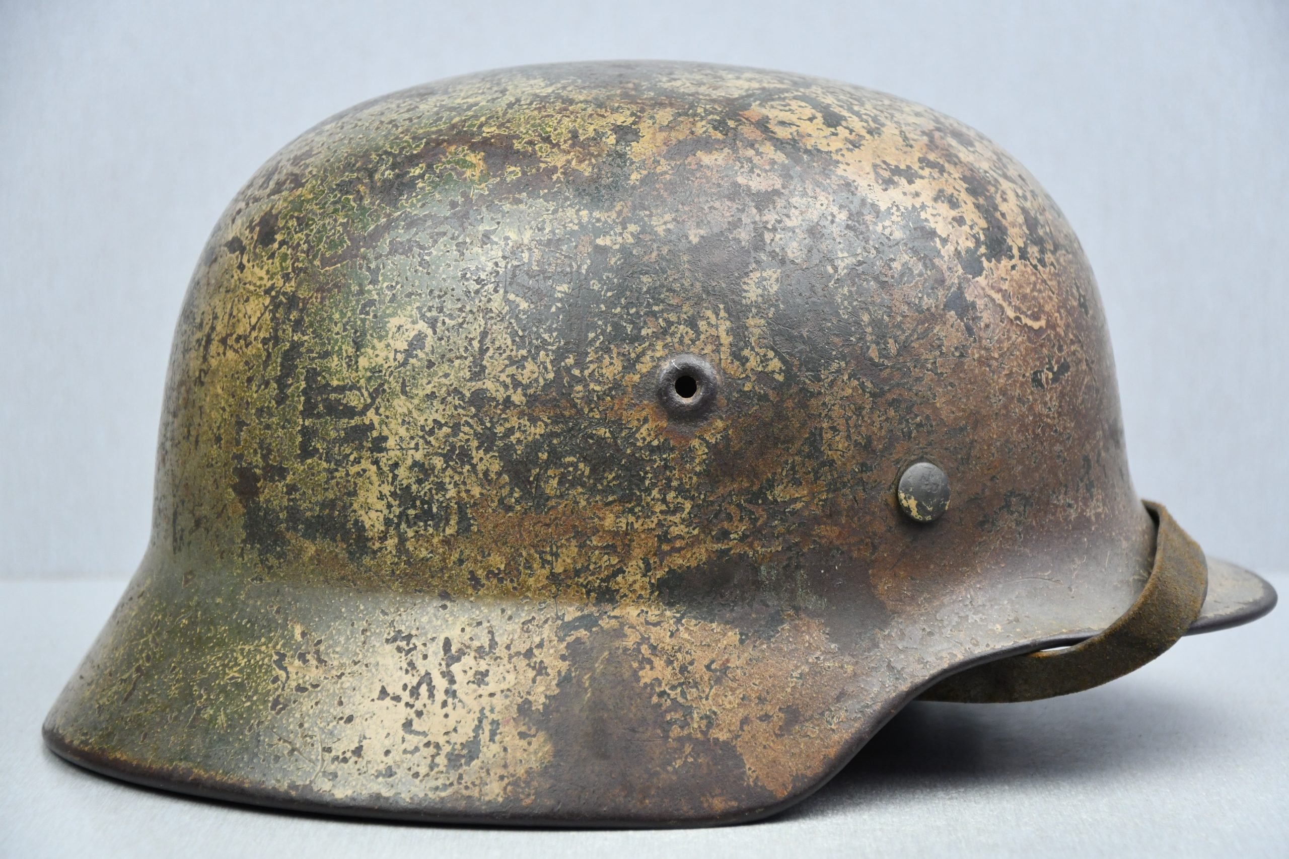 M40 army (Heer) single decal three tone 'Normandy' camouflage helmet SE66 — image 4