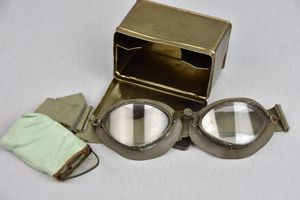Wehrmacht motorcycle dust goggles in box 'Kradmelderbrille' by M.W. 1941