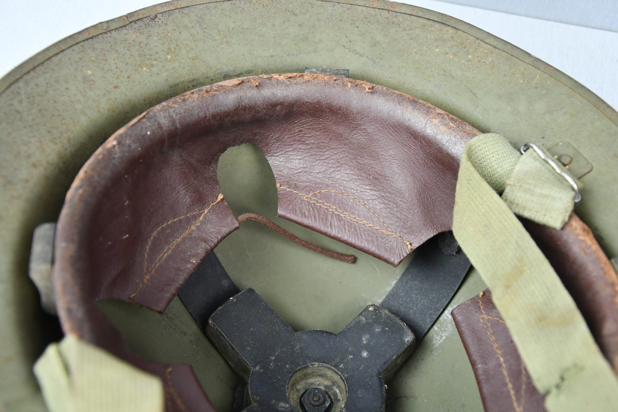 Belgian post-war 'Tommy' helmet 1952 — image 12