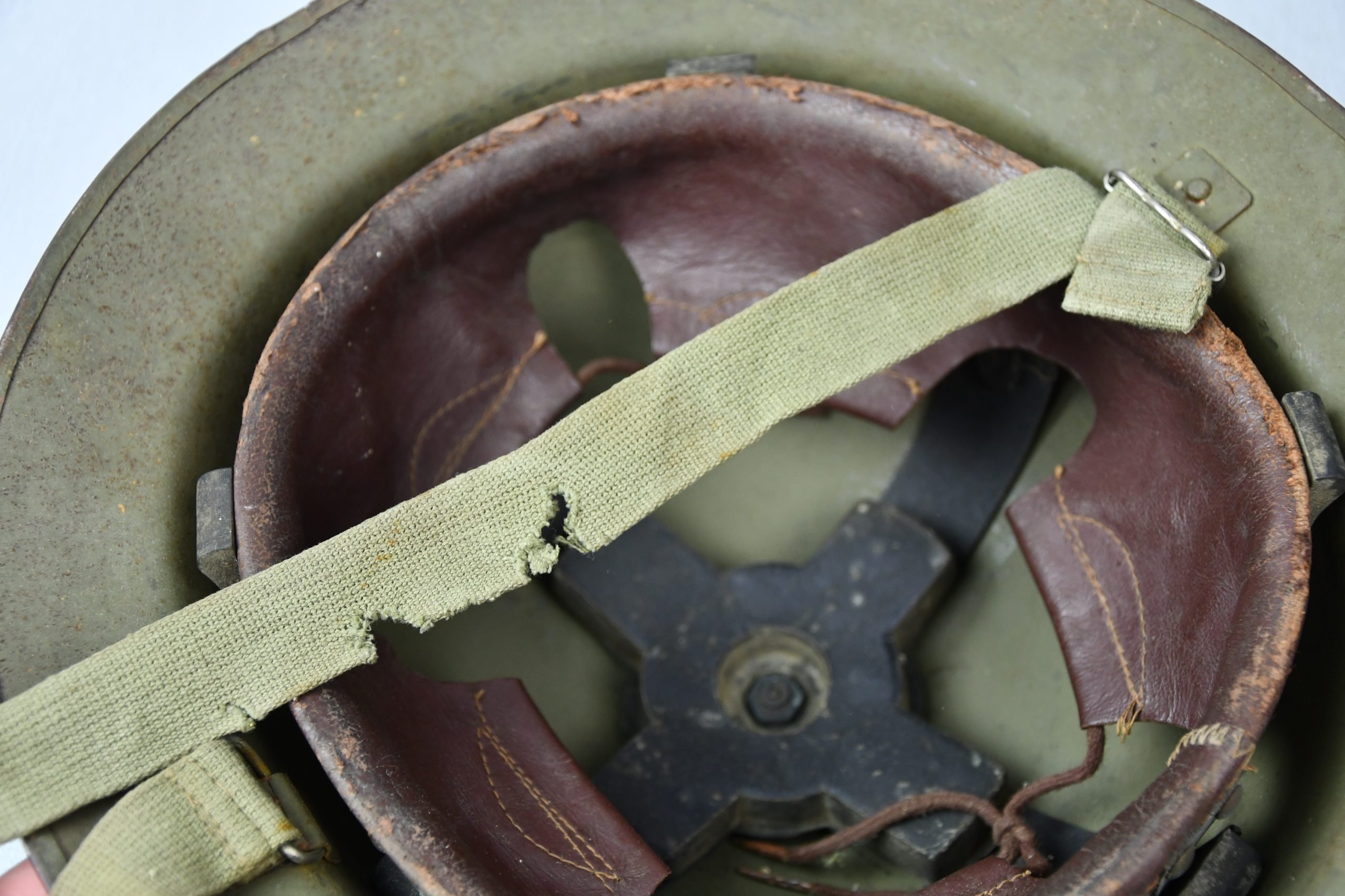 Belgian post-war 'Tommy' helmet 1952 — image 13
