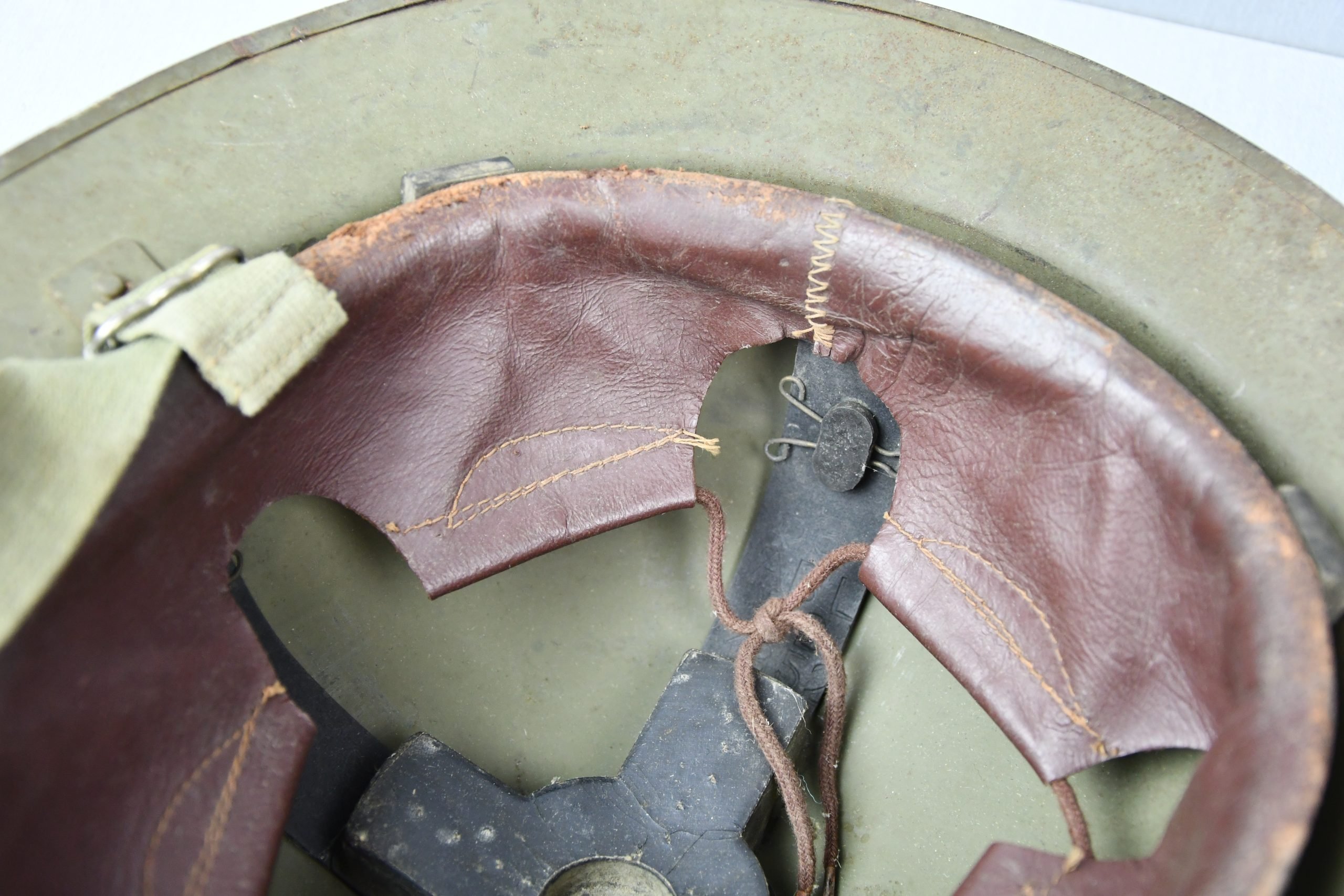 Belgian post-war 'Tommy' helmet 1952 — image 9