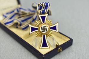 Mother's cross in gold with box by Ludwig Bertsch