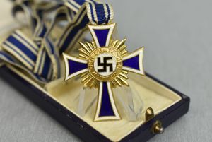 Mother's cross in gold with box by Alois Rettenmaier