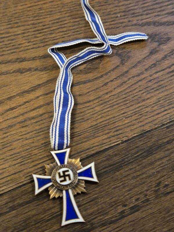 WW2 German Mother Cross 3rd class in bronze no4 — image 2