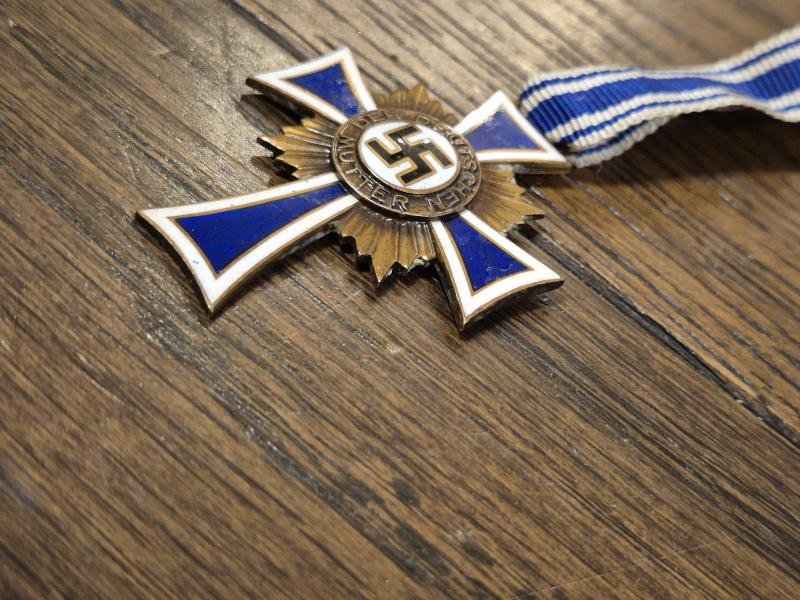 WW2 German Mother Cross 3rd class in bronze no4 — image 3