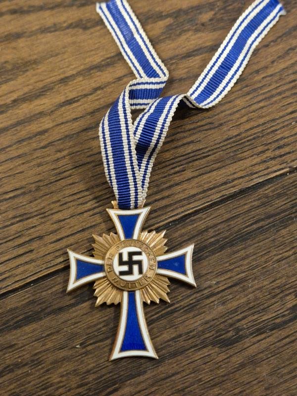 WW2 German Mother Cross 3rd class in bronze no3 — image 2