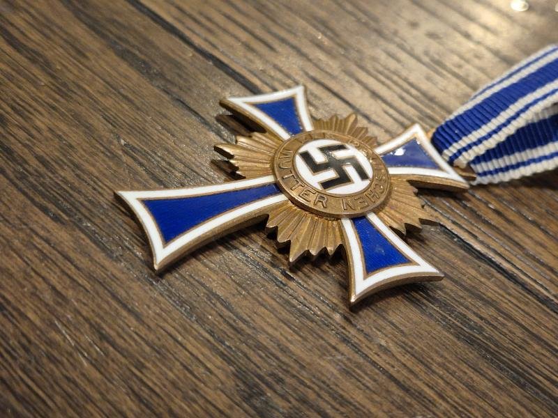 WW2 German Mother Cross 3rd class in bronze no3 — image 3