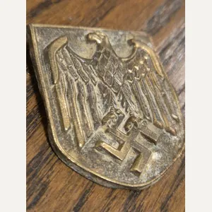 WW2 German Wehrmacht DAK pith helmet badge