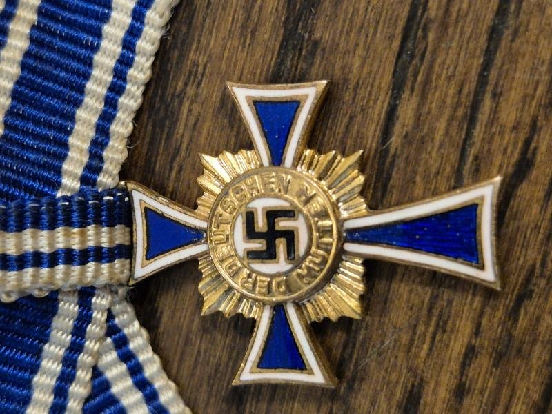 WW2 GERMAN MINIATURE MOTHERS CROSS IN GOLD L/11 — image 2