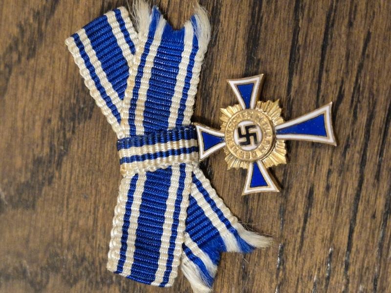 WW2 GERMAN MINIATURE MOTHERS CROSS IN GOLD L/11 — image 3