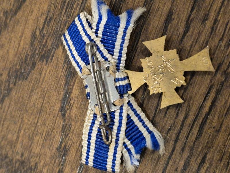 WW2 GERMAN MINIATURE MOTHERS CROSS IN GOLD L/11 — image 4