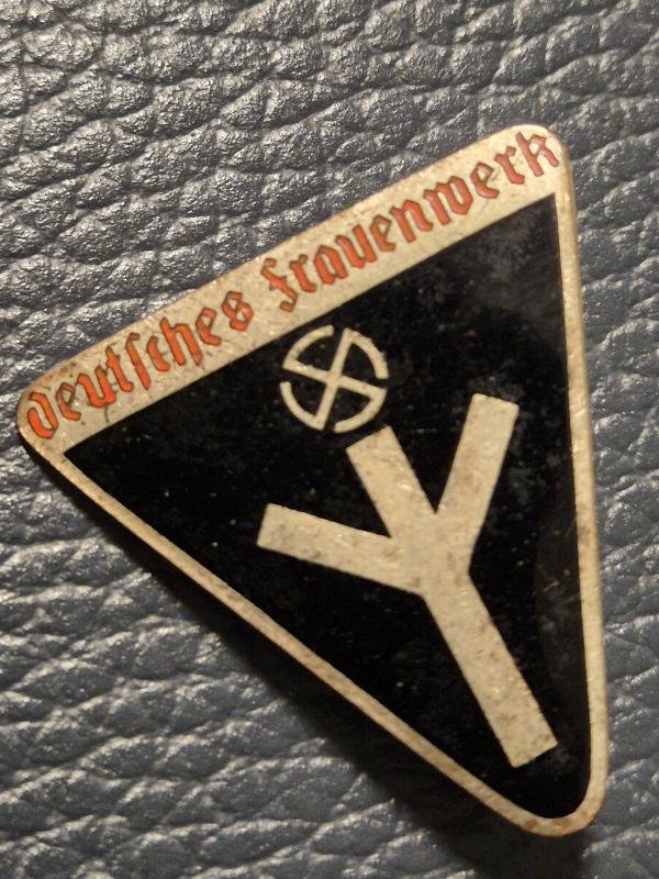Women's 'Deutsches Frauenwerk' Membership Badge by RZM M1/105 — image 2