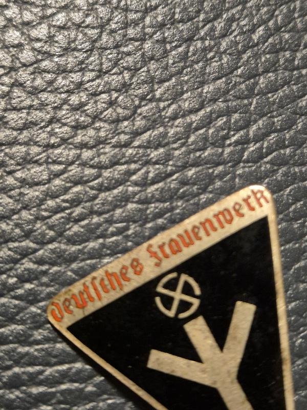 Women's 'Deutsches Frauenwerk' Membership Badge by RZM M1/105 — image 3