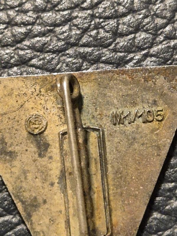 Women's 'Deutsches Frauenwerk' Membership Badge by RZM M1/105 — image 5