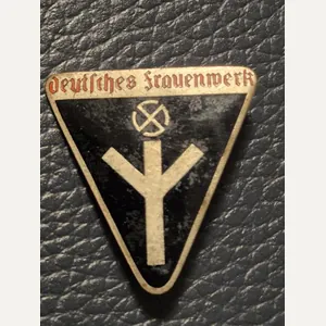 Women's 'Deutsches Frauenwerk' Membership Badge by RZM M1/105