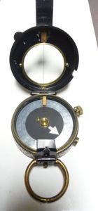 BRITISH WW1 OFFICER'S COMPASS - DATED 1916