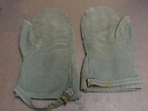 GERMAN WW2 WINTER MITTENS