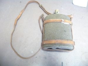 BRITISH WW2 WATERBOTTLE & LEATHER SLING