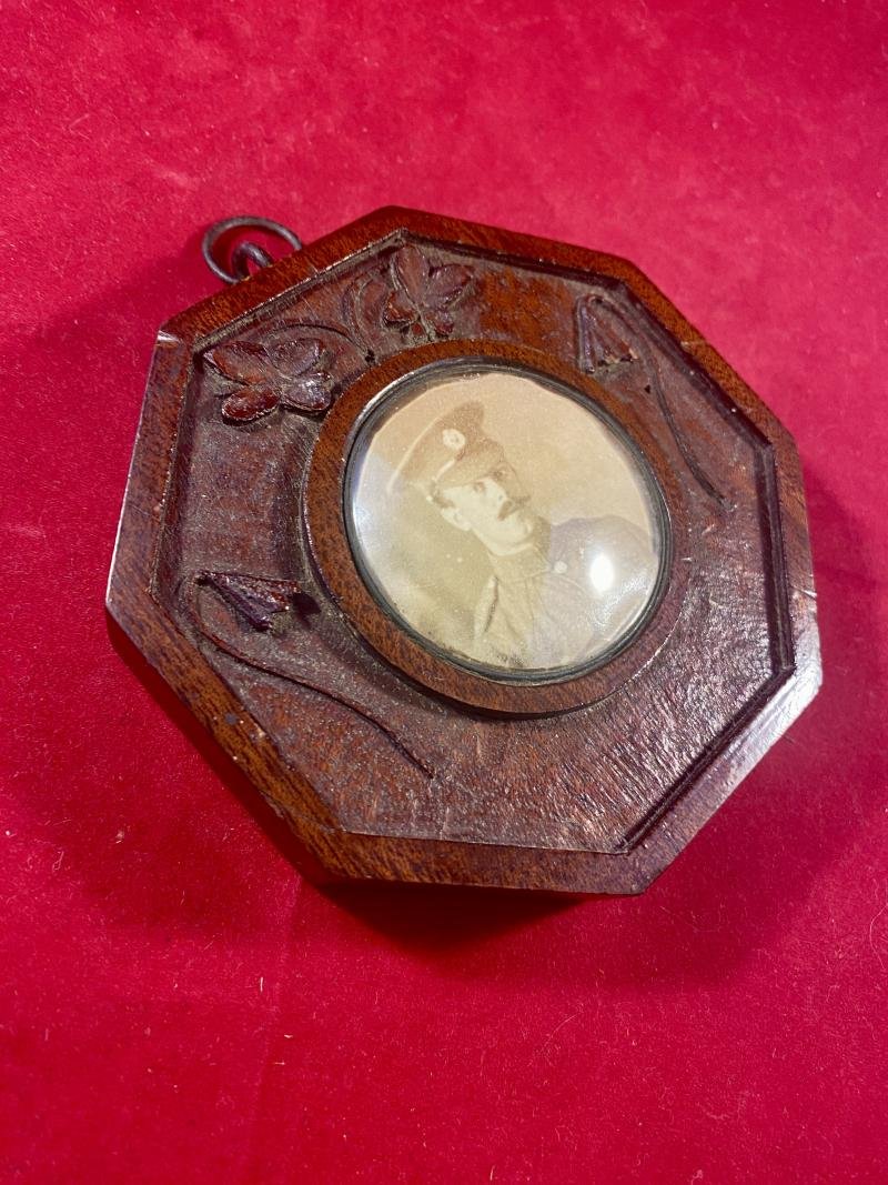 Small WW1 Carved Oak Picture Frame with Photo of British Soldier — image 2