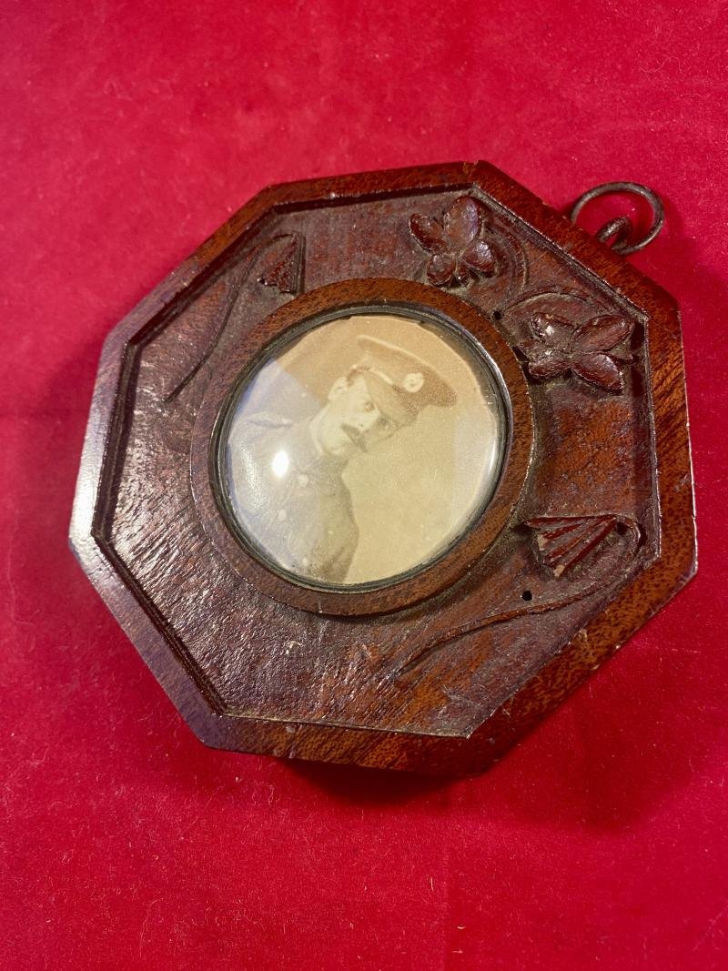 Small WW1 Carved Oak Picture Frame with Photo of British Soldier — image 3