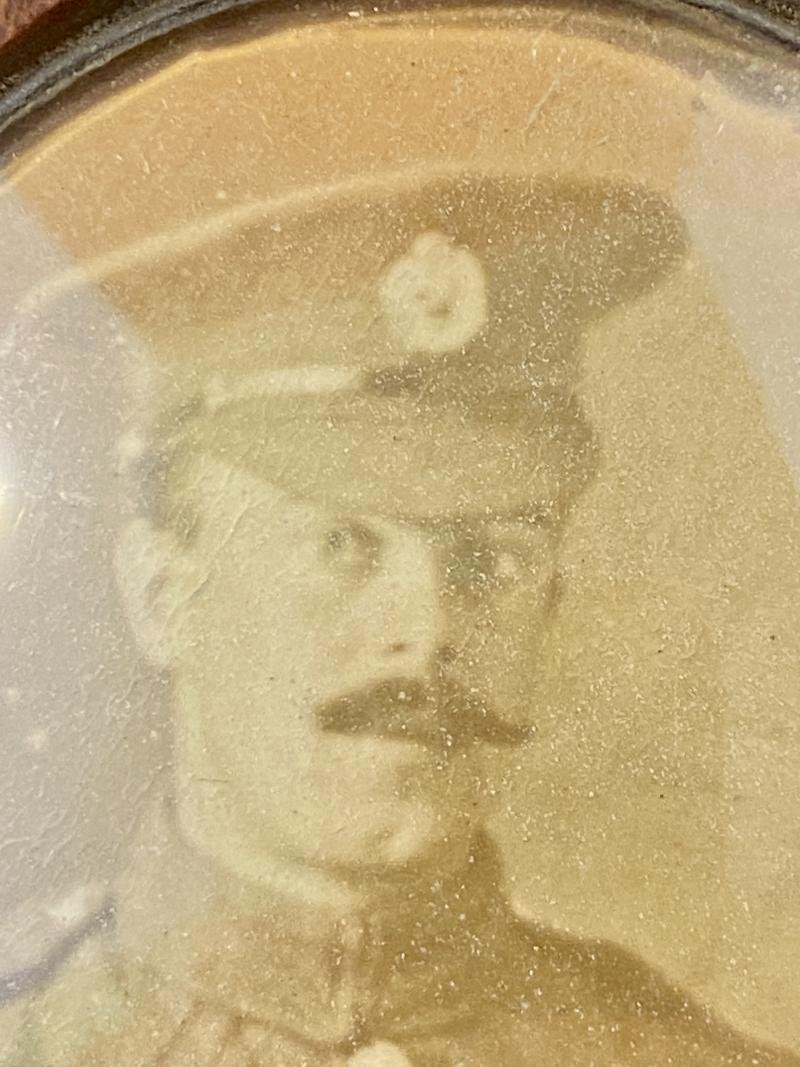 Small WW1 Carved Oak Picture Frame with Photo of British Soldier — image 9