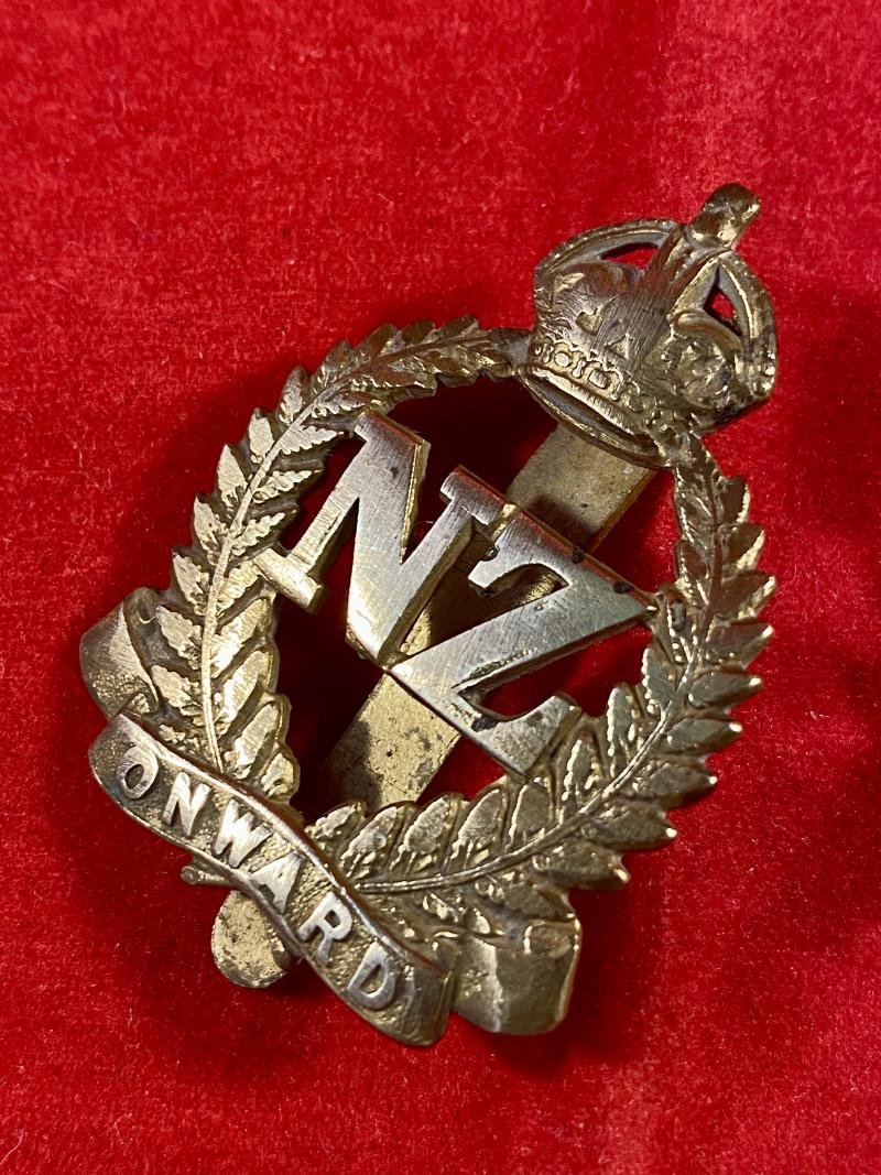 Finely Detailed New Zealand Expeditionary Force “ONWARD” Brass Cap Badge with Kings Crown — image 2