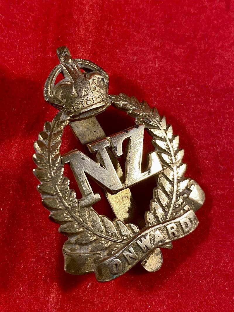 Finely Detailed New Zealand Expeditionary Force “ONWARD” Brass Cap Badge with Kings Crown — image 3