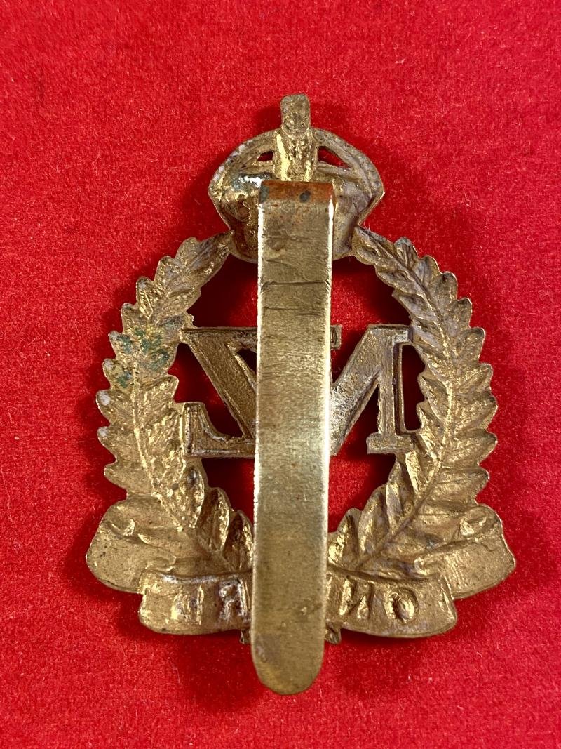 Finely Detailed New Zealand Expeditionary Force “ONWARD” Brass Cap Badge with Kings Crown — image 4