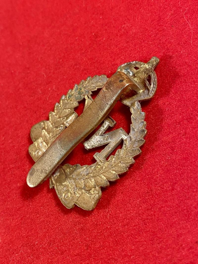 Finely Detailed New Zealand Expeditionary Force “ONWARD” Brass Cap Badge with Kings Crown — image 5