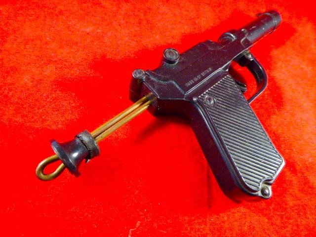Vintage Toy Luger Shaped Cork Firing Plastic Gun circa 1950 — image 3
