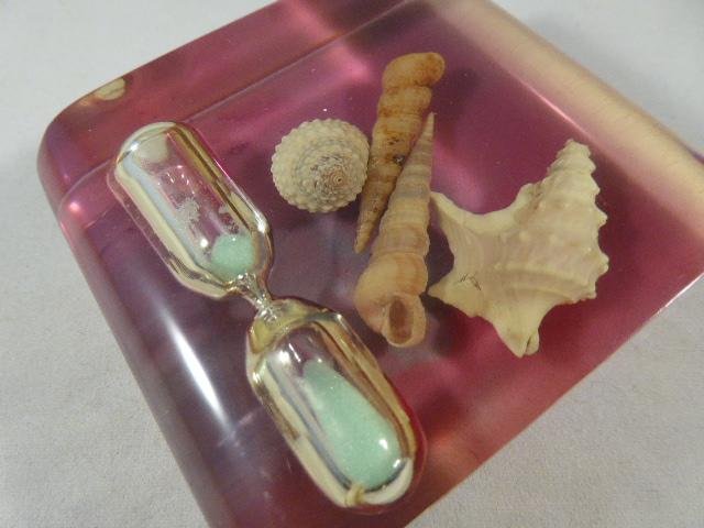 Vintage Hourglass Egg Timer with Seashells Encased in clear Pink Lucite — image 6