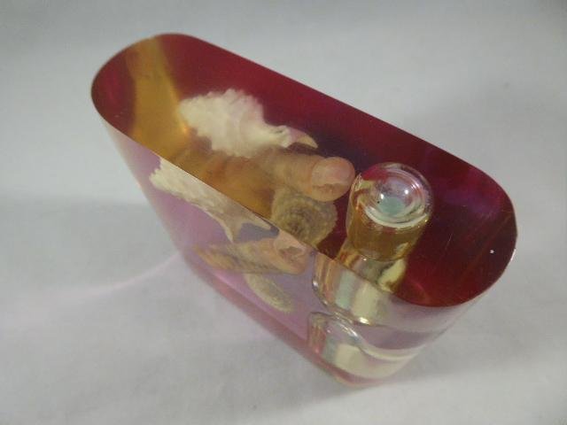 Vintage Hourglass Egg Timer with Seashells Encased in clear Pink Lucite — image 7