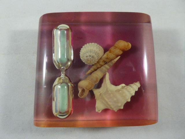 Vintage Hourglass Egg Timer with Seashells Encased in clear Pink Lucite — image 8