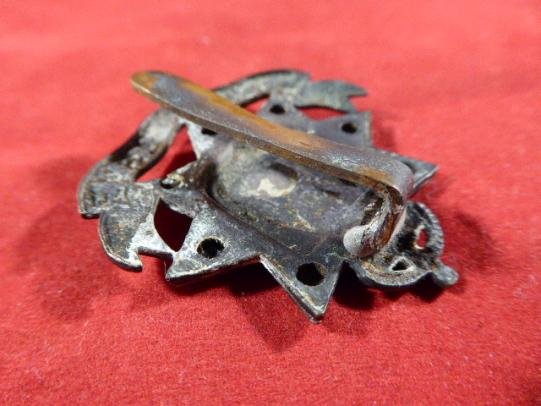 Original British Army Kings Crown East Surrey Regiment Cap Badge. — image 3