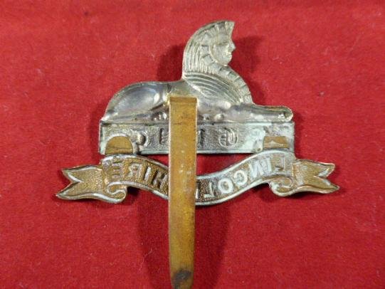 Original British Army Bi-Metal Lincolnshire Regiment Cap Badge — image 2