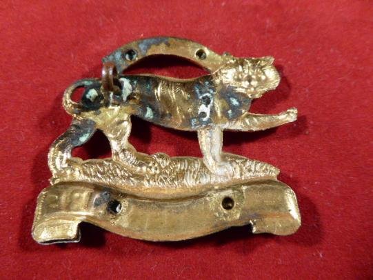 Original British Army WW1 Period Leicestershire Regiment Cap Badge. — image 2