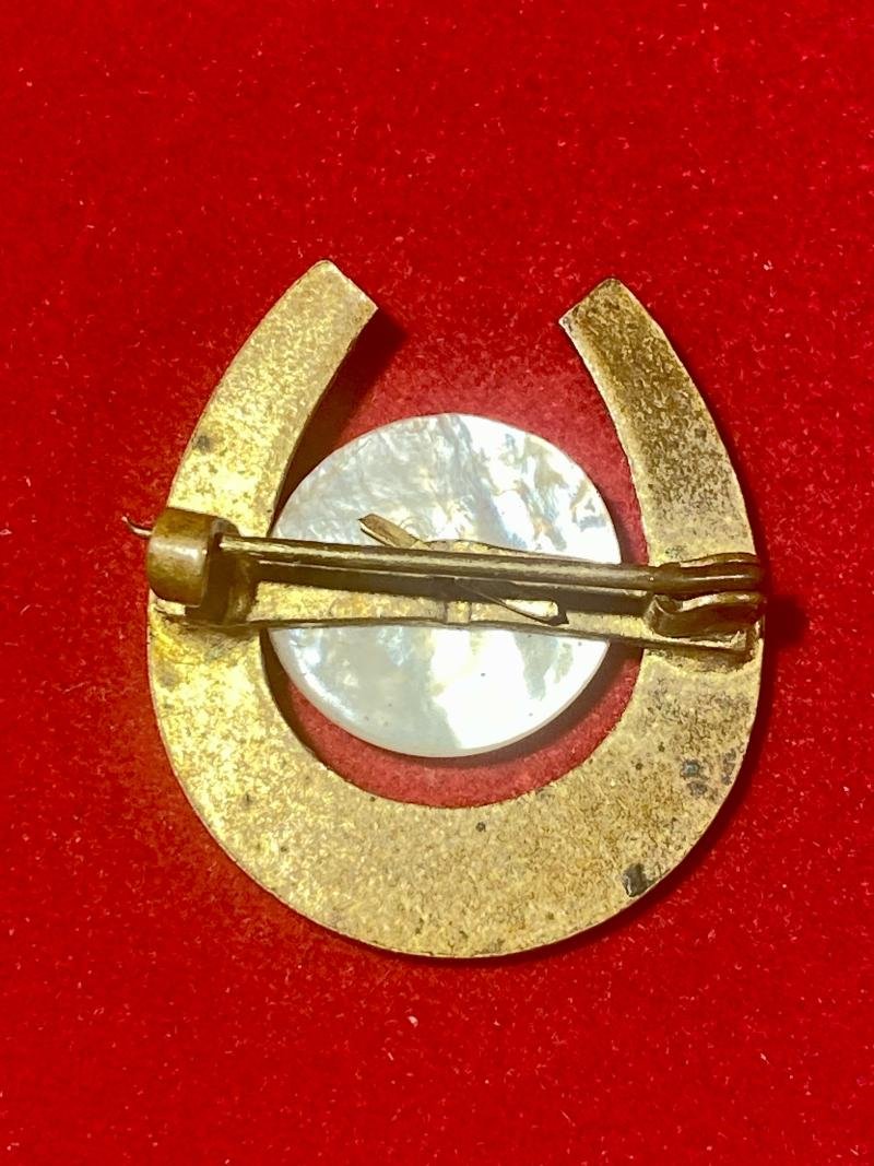 WW1 Royal Artillery Gilt Brass, Enamel and Mother of Pearl, Lucky Horse Shoe Sweetheart Brooch — image 4