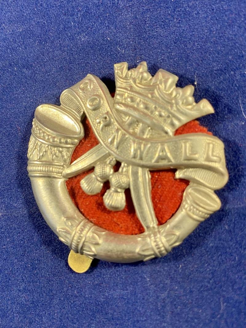 Duke of Cornwall Light Infantry, DCLI Cap Badge with Red Felt Backing — image 3