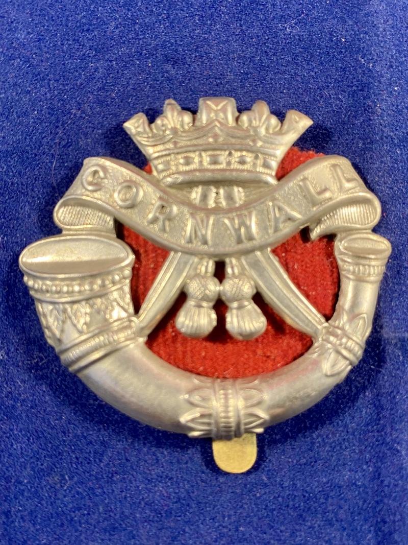 Duke of Cornwall Light Infantry, DCLI Cap Badge with Red Felt Backing — image 5