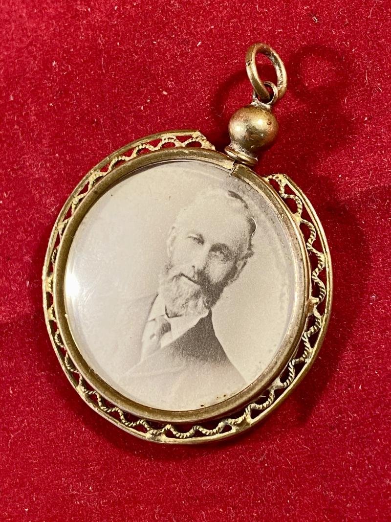 Antique Victorian Glazed Double Sided Photo Pendant with Pierced Gilt Brass Circular Frame. — image 4