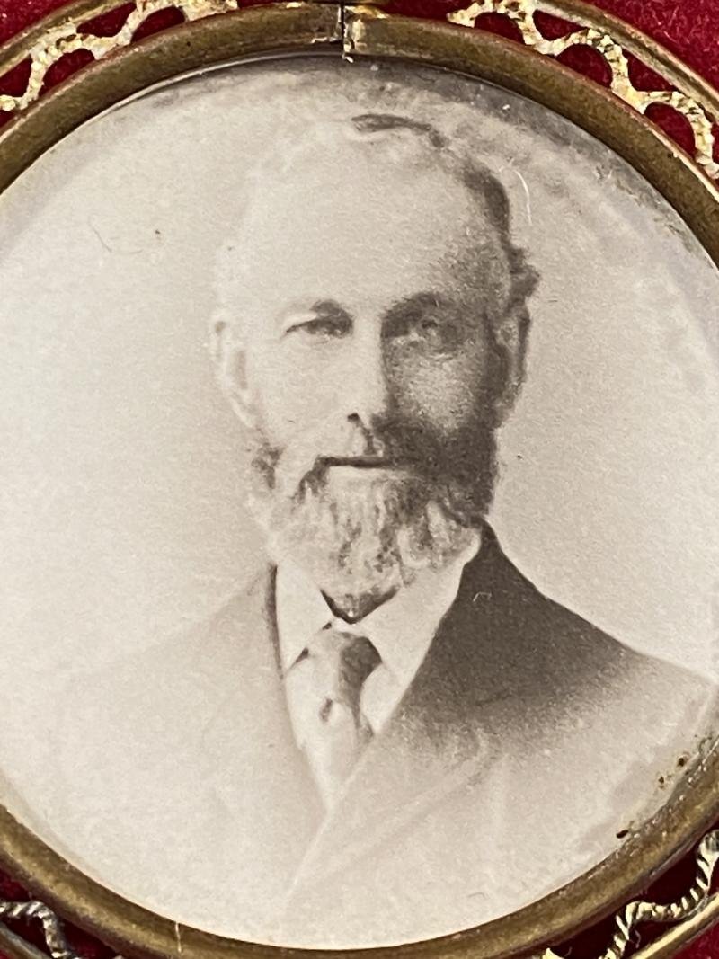 Antique Victorian Glazed Double Sided Photo Pendant with Pierced Gilt Brass Circular Frame. — image 5