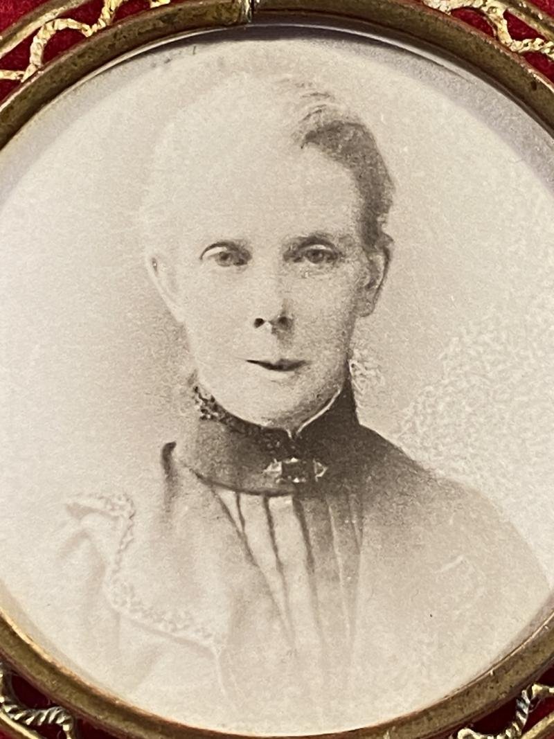 Antique Victorian Glazed Double Sided Photo Pendant with Pierced Gilt Brass Circular Frame. — image 6